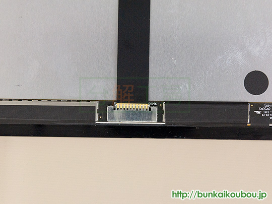SurfacePro4分解10液晶接続ケーブルを外す(1)